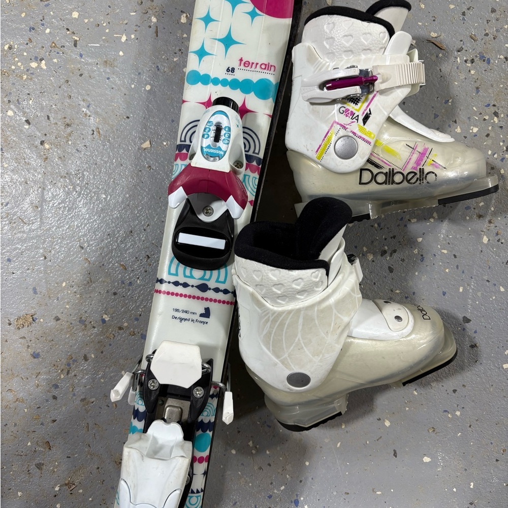 68cm Rossignol Ski Set (with size 8 boots)